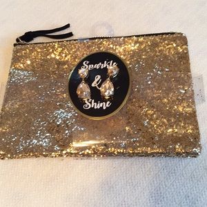 Pretty gold bag and earrings. Set pierced ears🌷🌷